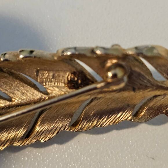Vintage Gold Crown Trifari Feather Brooch Pin Signed - Picture 2 of 6
